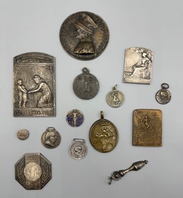 plusieurs médailles d'argent et d'or ainsi que d'autres objets posés sur un fond blanc