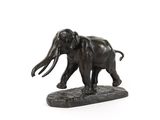 statue d'un éléphant avec des défenses sur fond blanc