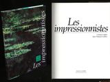 deux livres posés l'un à côté de l'autre sur une table