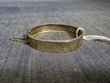 un gros plan sur un bracelet en or entouré d'une chaîne