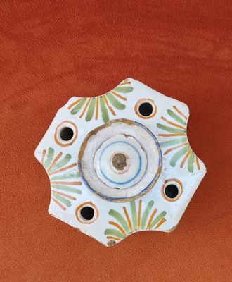 Un encrier XVIIIè en faïence hauteur 6 cm et largeur 11 cm