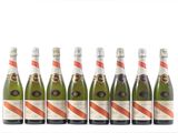 six bouteilles de champagne alignées sur un fond blanc
