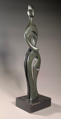 une image représentant une sculpture d'une femme tenant un enfant dans ses bras