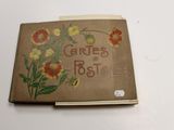 un vieux livre sur lequel figure une illustration de fleurs
