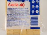 un gros plan d'un paquet d'éponges posé sur une surface blanche