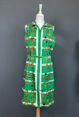 HERMES "Mors et filets". Robe en soie dans les tons vert, do…
