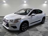 la voiture blanche est garée dans la pièce au sol en damier