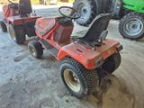 deux tondeuses à gazon garées dans un garage