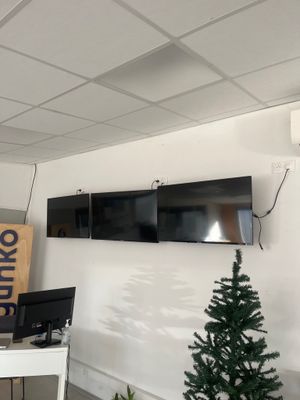 un petit sapin de Noël dans un coin de la pièce