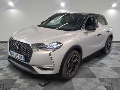 le nouveau suv dsx est garé dans la salle d'exposition