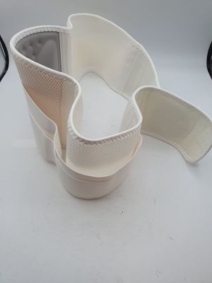 une paire de chaussures posée sur une table