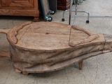 un grand bateau en bois posé sur une table en bois