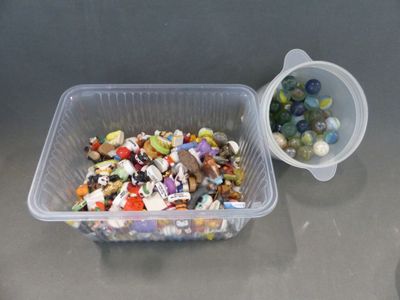 un récipient en plastique rempli d'une grande variété de billes