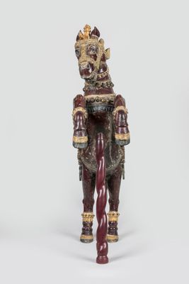 une image représentant une statue de cheval coiffée d'une couronne