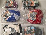 six paires de sous-vêtements sont emballées dans des sacs en plastique sur une table