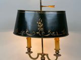 une lampe posée sur une table avec un abat-jour noir