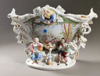 deux figurines assises sur une table