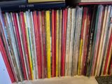 beaucoup de disques vinyles sur une étagère dans une pièce