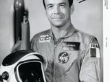 photographie en noir et blanc d'un homme en uniforme de pilote tenant un casque