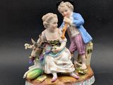 une figurine représentant deux personnes assises sur une table