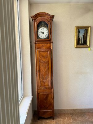 une horloge grand-père dans le coin d'une pièce