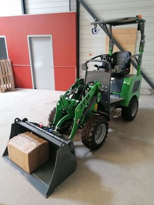 un petit tracteur garé dans un garage