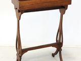 une petite table en bois sur laquelle est posé un plateau