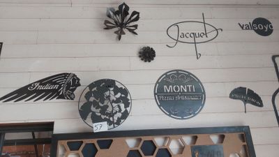 un mur sur lequel sont accrochés tout un tas de panneaux différents
