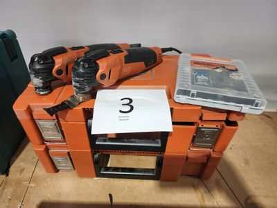 une petite boîte à outils orange sur laquelle sont posés une perceuse et d'autres outils