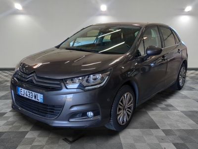 une Citroën grise garée sur un sol à damier dans un showroom