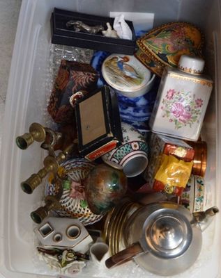 un bac en plastique posé par terre et rempli d'objets divers