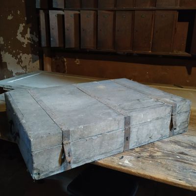 une vieille valise posée sur une table en bois