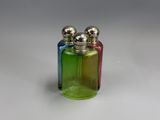 deux flacons de parfum posés l'un à côté de l'autre sur une table