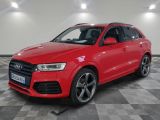 une Audi Q3 rouge garée dans un showroom