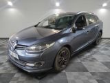 la voiture grise est garée dans le garage sur le sol en damier
