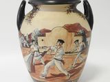 un vase sur lequel est représenté un match de baseball