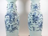 deux vases bleus et blancs placés l'un à côté de l'autre