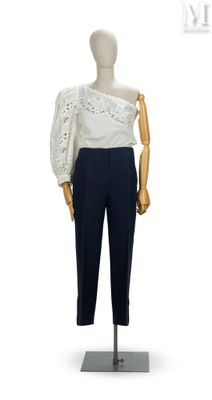 un mannequin vêtu d'un haut blanc et d'un pantalon bleu