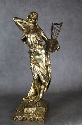 statue en bronze représentant une femme tenant une harpe