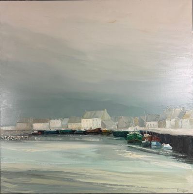 une peinture à l'huile représentant des bateaux dans un port avec des bâtiments à l'arrière-plan