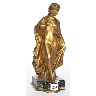 statue d'une femme vêtue d'une robe drapée, posée sur un socle en marbre