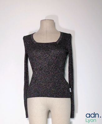 une photo d'un mannequin portant un pull noir et blanc