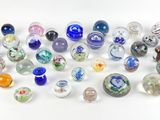 un tas de billes de verre posées sur une surface blanche