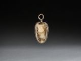 une image représentant un pendentif orné d'une pierre en forme de visage