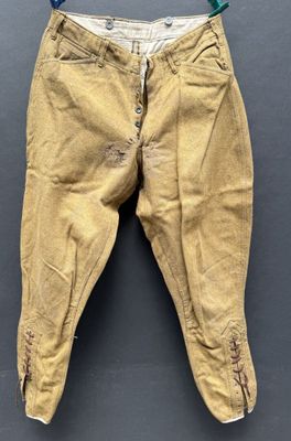 un vieux pantalon suspendu à une corde à linge