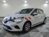 la voiture blanche est garée sur un sol en damier dans le garage