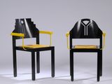 une paire de chaises noires et jaunes avec une assise jaune