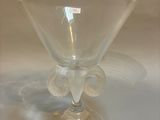 un saladier en verre transparent orné d'un motif floral