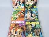 un lot de quatre livres posés sur une table, sur fond blanc