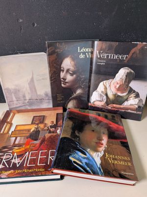 trois livres sont posés sur une table les uns à côté des autres